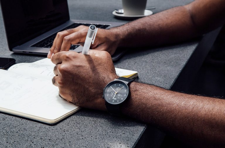 Cómo escribir una entrada de blog que encantará a tus lectores en 5 pasos